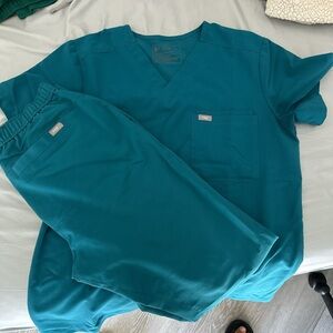 Men’s Figs scrubs set:
- medium top
- small (tall) joggers pants